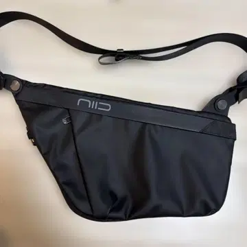 NIID FINO IV 바디백 블랙