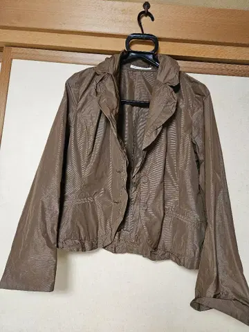 브라운 테일러드 자켓 프릴 포함