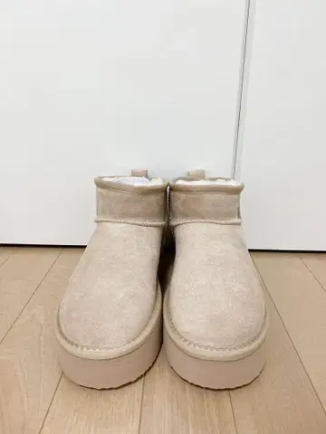 고베 레터스 통굽 스웨이드 어그 부츠 베이지