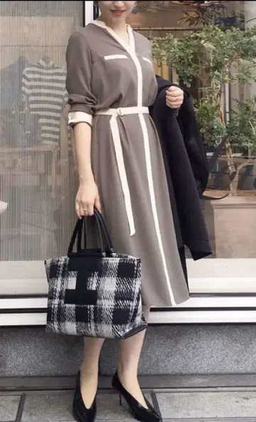 LOUNGEDRESS 배색 파이핑 원피스 베이지 카키