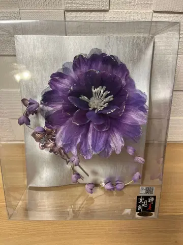 보라색 꽃 장식과 나비 머리 장식