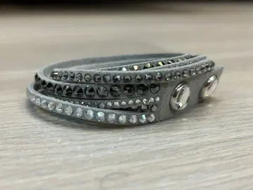 Swarovski 그레이 스웨이드 팔찌