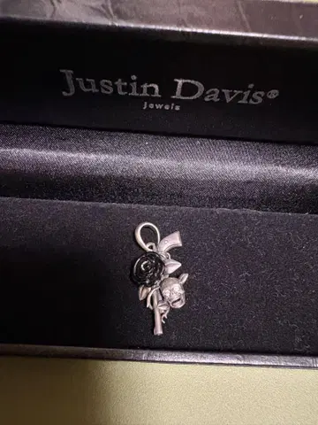 Justin Davis 스컬과 장미의 실버 참 펜던트 탑