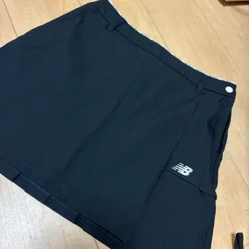 New Balance 블랙 플리츠 스커트