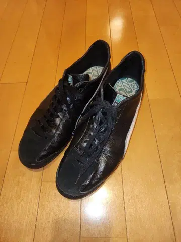 PUMA 70s 눈 달린 블랙 가죽 스니커즈