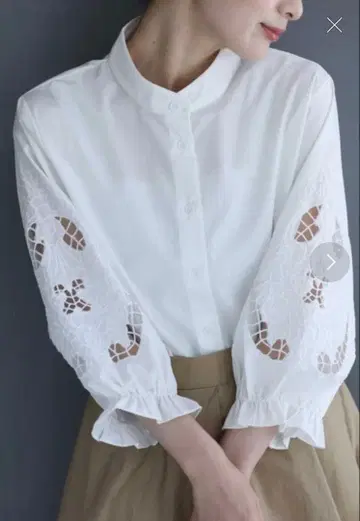 소매에 레이스를 더한 블라우스
