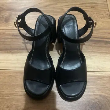 블랙 스트랩 샌들 중간 힐