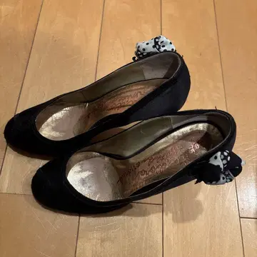 페피타도로 블랙 새틴 펌프스 도트 무늬 리본 포함