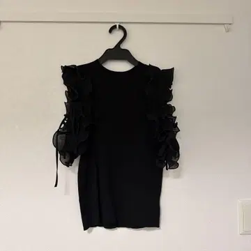 프릴이 달린 블랙 반팔 상의