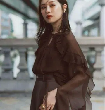 NOBLE laubeblanc 양류 프릴 사다리 자수 블라우스