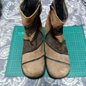 브라운 지퍼 달린 부츠 중간 굽