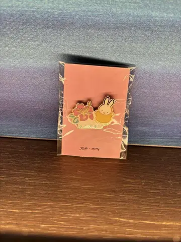 [ 하와이 한정판 ] 미피 x kira 하와이 한정판 miffy 핀 배지