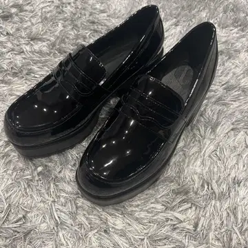 통굽 에나멜 로퍼 블랙