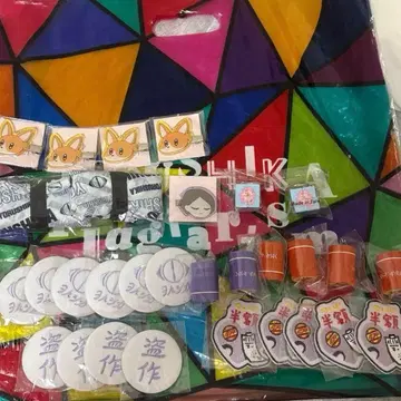 요루시카 라이브 가챠 캔뱃지 2종류와 코기 헤어핀