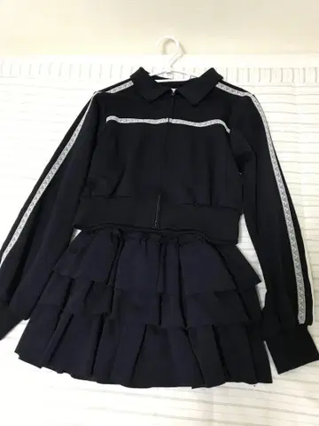 OLIVE des OLIVE 네이비 자켓과 프릴 스커트 셋업