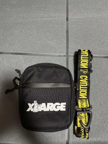XARGE 숄더백 블랙 CAUTION 스트랩