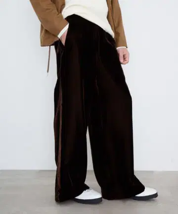 UNITED TOKYO 벨로아 플레어 팬츠 브라운