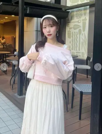 Lillian 캐럿 오프숄더 맨투맨