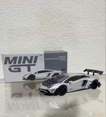 MiniGT 449 Lamborghini Aventador Silver