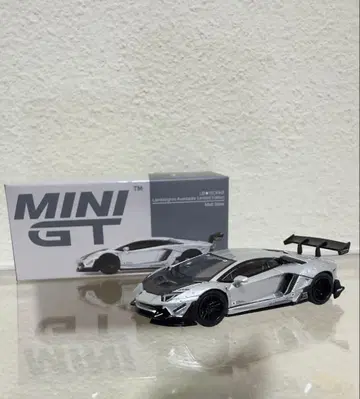 MiniGT 449 Lamborghini Aventador Silver
