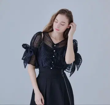 Riu 도트 무늬 프릴 블라우스 반팔 블랙