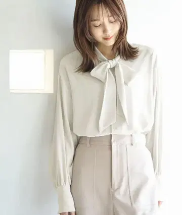 [ WEB 한정판 ] 미들 기장 깔끔한 블라우스