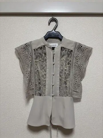 LILY BROWN 베이지 레이스 상의 ONE SIZE