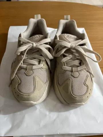 Reebok 베이지 스니커즈