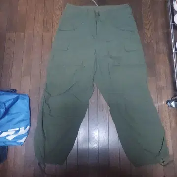 BEAMS M-65 카고 팬츠