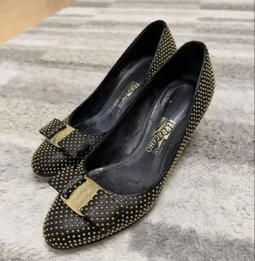 Ferragamo 스터드 하이힐 펌프스