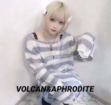 [ VOLCAN&APHRODITE ] PIN 달린 데미지 니트 (보더)