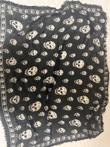 ALEXANDER McQUEEN 스컬 패턴 반다나 스카프