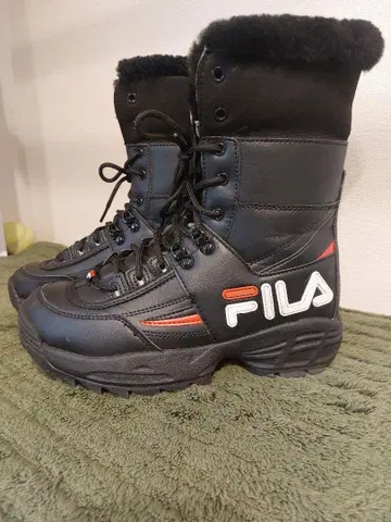 FILA 퍼 디스럽터 부츠 25cm