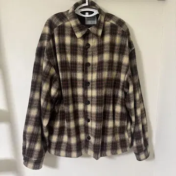 플란넬 셔츠 베이지와 브라운 체크