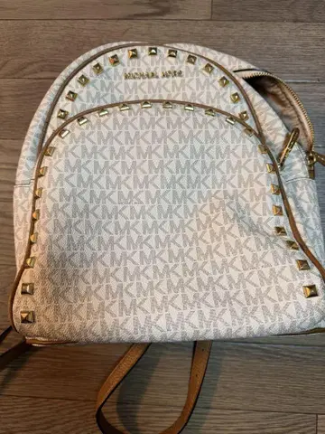 MICHAEL KORS 스터드 백팩