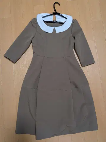 REGINA RISURRE 카라 부착 무릎 기장 원피스