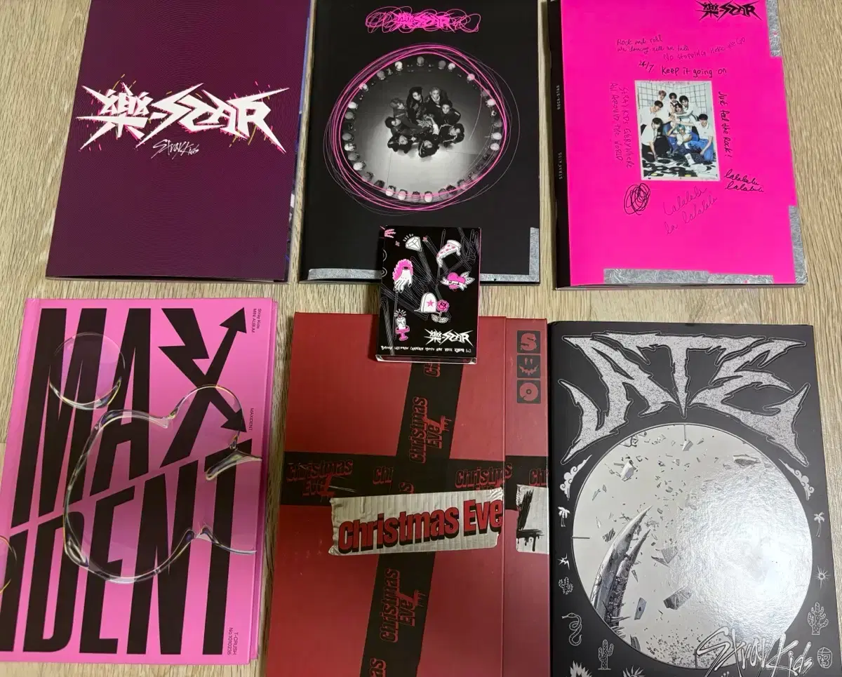 Quick sale: Stray Kids 7 albums, 30 pocas, price negotiable!