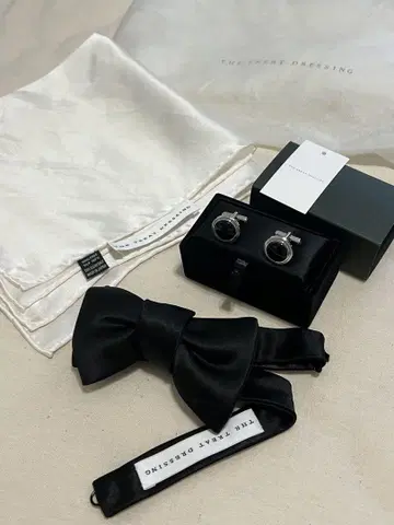 블랙 새틴 보타이와 커프스링크 세트