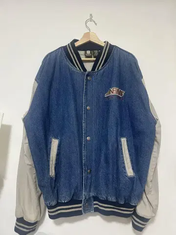 자수 로고가 있는 데님 봄버 자켓