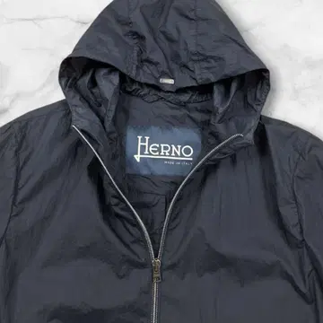 HERNO 울트라라이트 매트 나일론 후데트 블루종