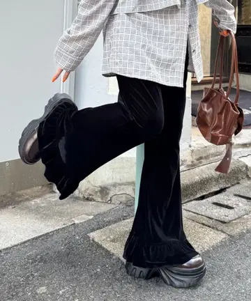 [ 완판템 25AW ] 밑단 프릴 벨로아 팬츠 블랙 더블 클로젯 다브쿠로