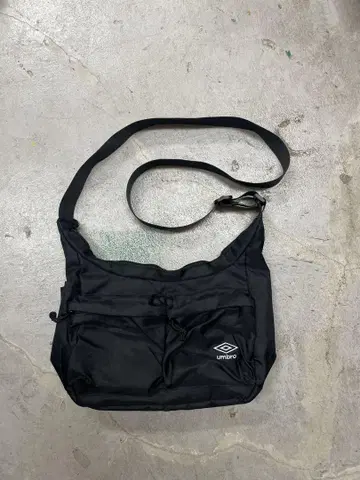 엄브로 UMBRO 숄더백 원포인트 자수 블랙 메신저