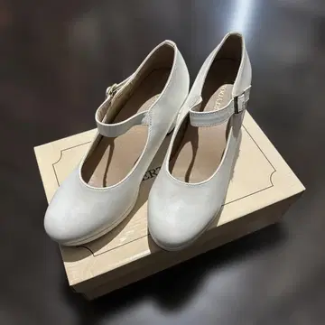 리버티 인형 화이트 스트랩 펌프스 24cm LL