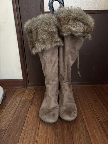 브라운 퍼가 달린 롱 부츠