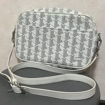 [고급스럽게 돋보이는 모노그램] LACOSTE 숄더백 화이트 x 블랙