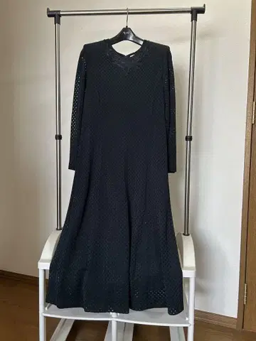 블랙 롱 드레스 자수 넥라인