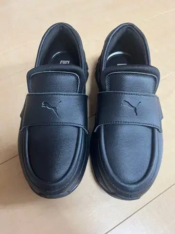 PUMA 블랙 스니커즈 로퍼