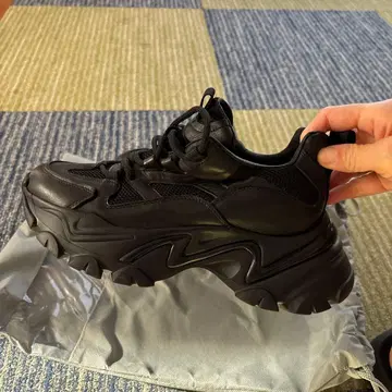 블랙 통굽 캐주얼 스니커즈 23.5cm 천연 가죽