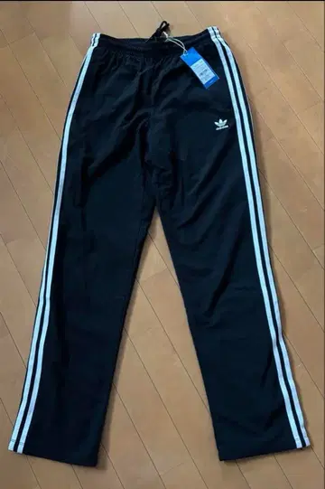 [택 포함 새상품] adidas 블랙 트랙 팬츠 S 쓰리 스트라이프