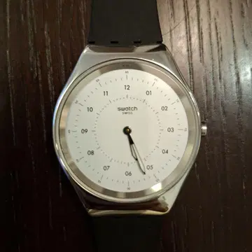 Swatch 쿼츠 손목시계 화이트/블랙